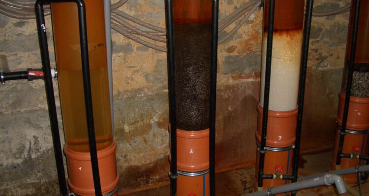 Modellversuch zur Wasserfilterung mit verschiedenen Filtermedien