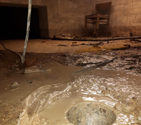 Kernbohrung zur Schadstoffanalytik in einem Abrissgebäude