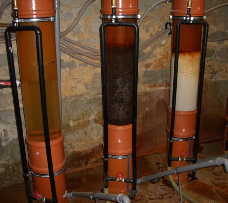 Modellversuch zur Wasserfilterung mit verschiedenen Filtermedien