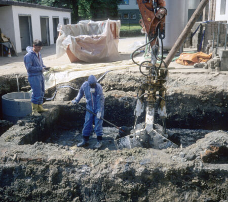 Aushub von kontaminiertem Bodenmaterial auf einem Altstandort