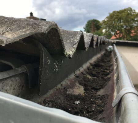 Potenziell asbesthaltige Faserzement-Wellplatten