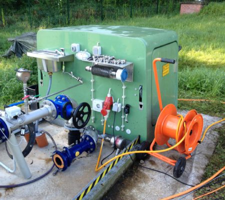 Geöffneter Brunnenkopf eines Trinkwasser-Tiefbrunnens