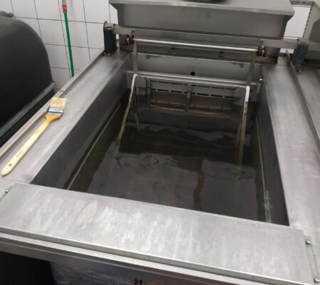 Schwermetallbelastetes Wasser in einem Reinigungsbad für Metallwerkstücke