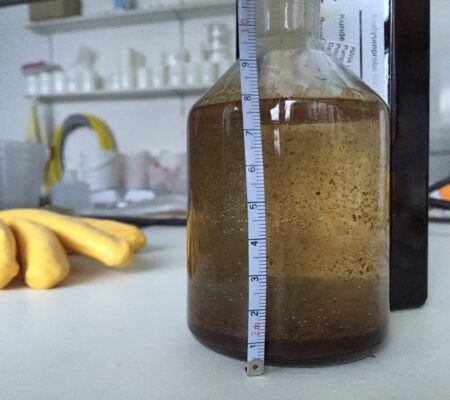 Mit Mineralöl kontaminierte Grundwasserprobe