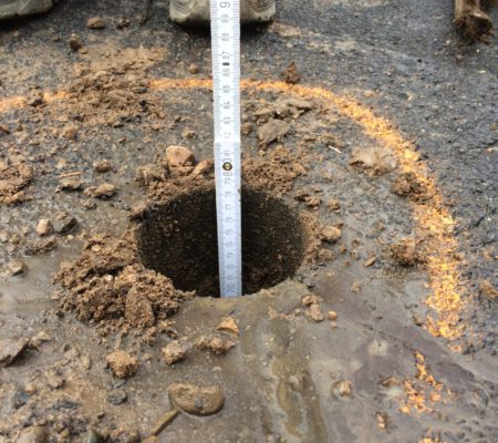 Kernbohrung in Asphalt mit Kleinrammbohrung zur Erkundung einer geplanten Leitungstrasse